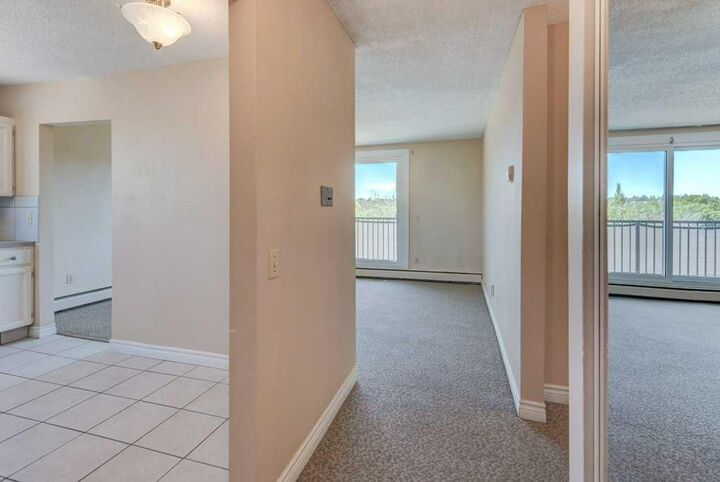 Property Photo:  1703 11 Avenue SW 43  AB T3K 1J5 