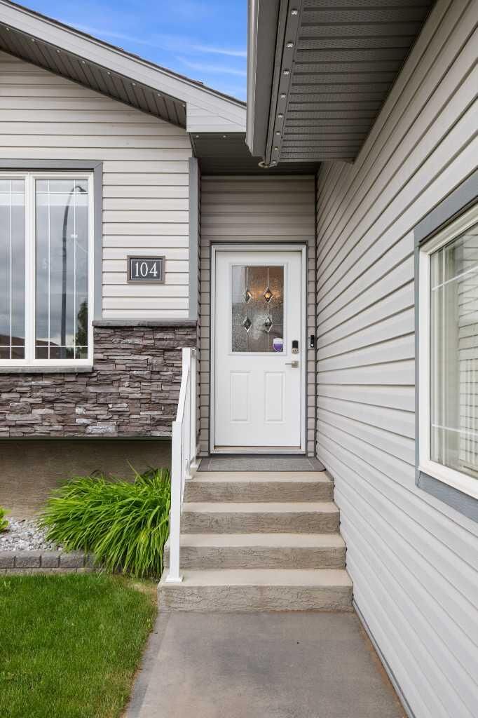 Property Photo:  104 Somerside Way SE  AB T1B 0M2 