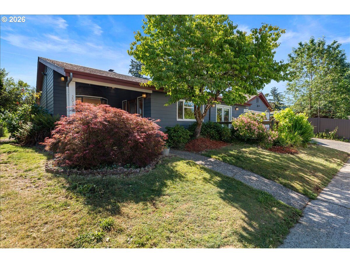 Property Photo: 2030 SE 100th Ave OR 97216