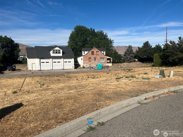 Property Photo: 1076 Corum Circle WA 98802