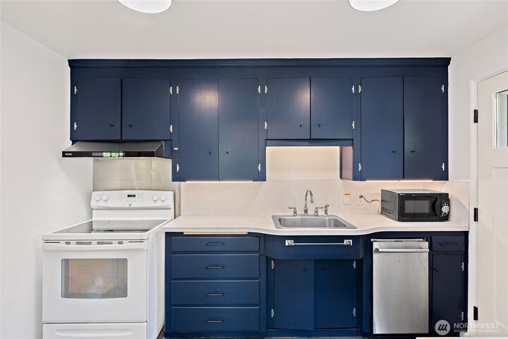 Property Photo: 611 N 143rd Street WA 98133