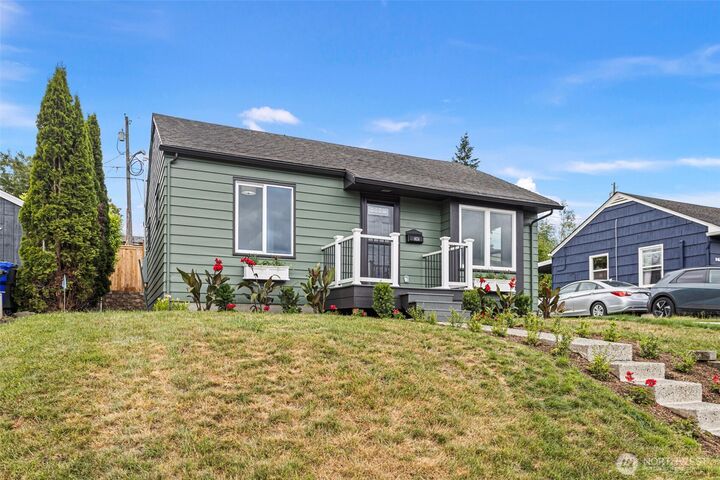 Property Photo: 1624 Pine Street 1 WA 98201