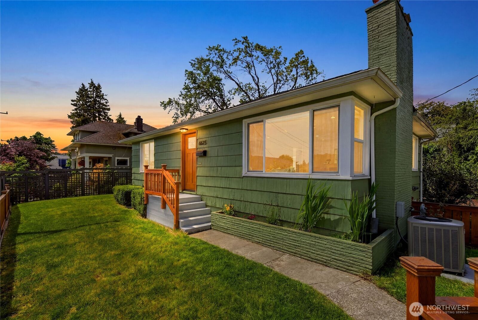 Property Photo: 6825 Linden Avenue N WA 98103