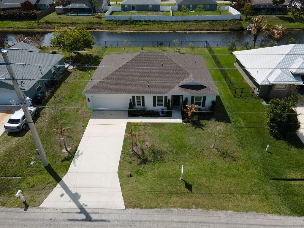 Property Photo:  138 SW Carter Avenue  FL 34983 