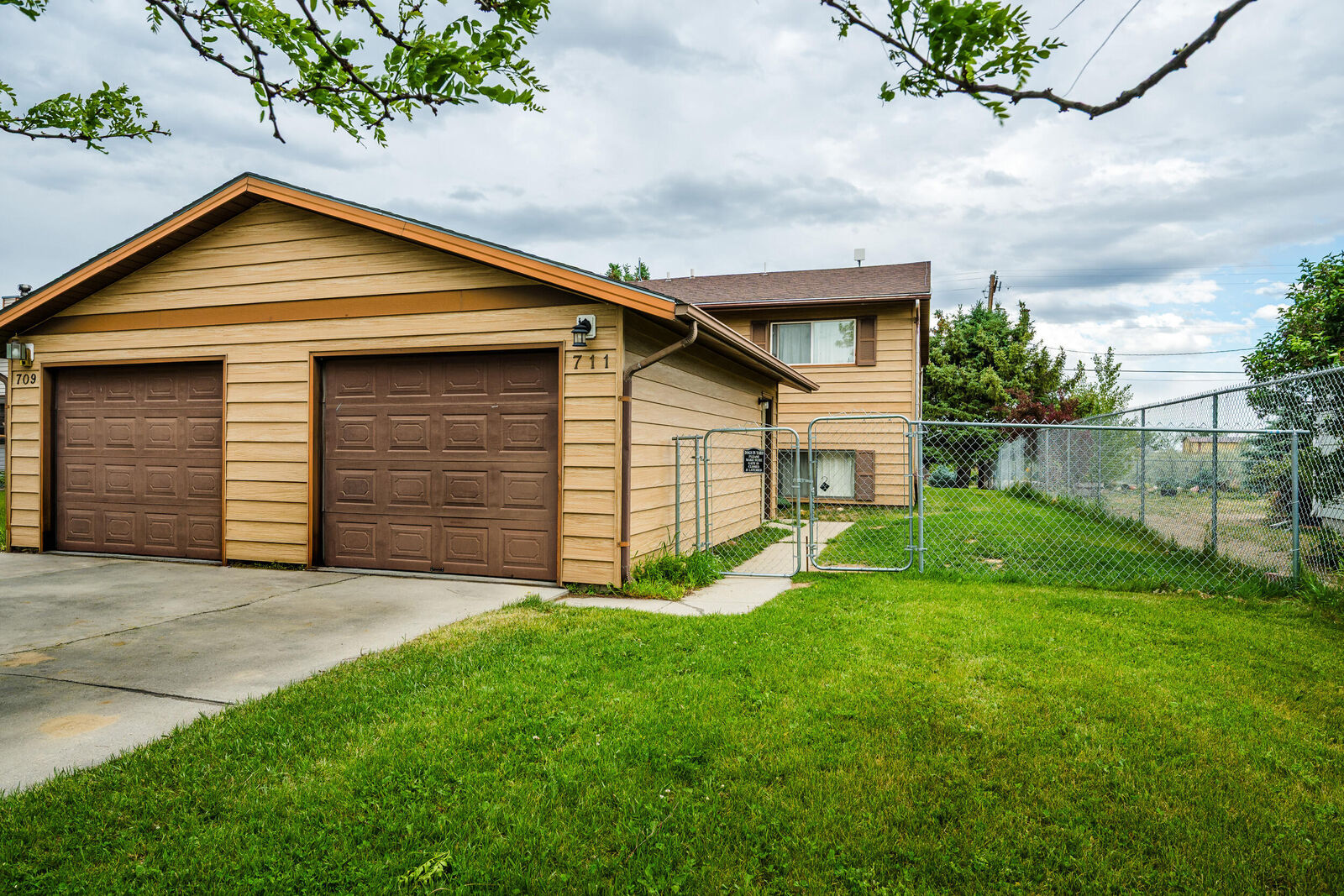 Property Photo:  711 S Burritt Avenue  WY 82834 