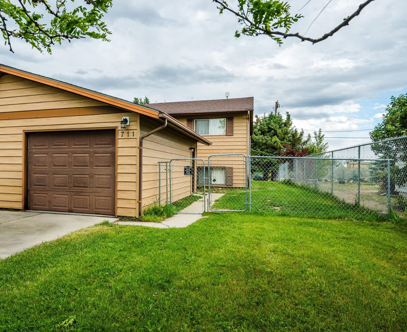 Property Photo: 711 S Burritt Avenue WY 82834