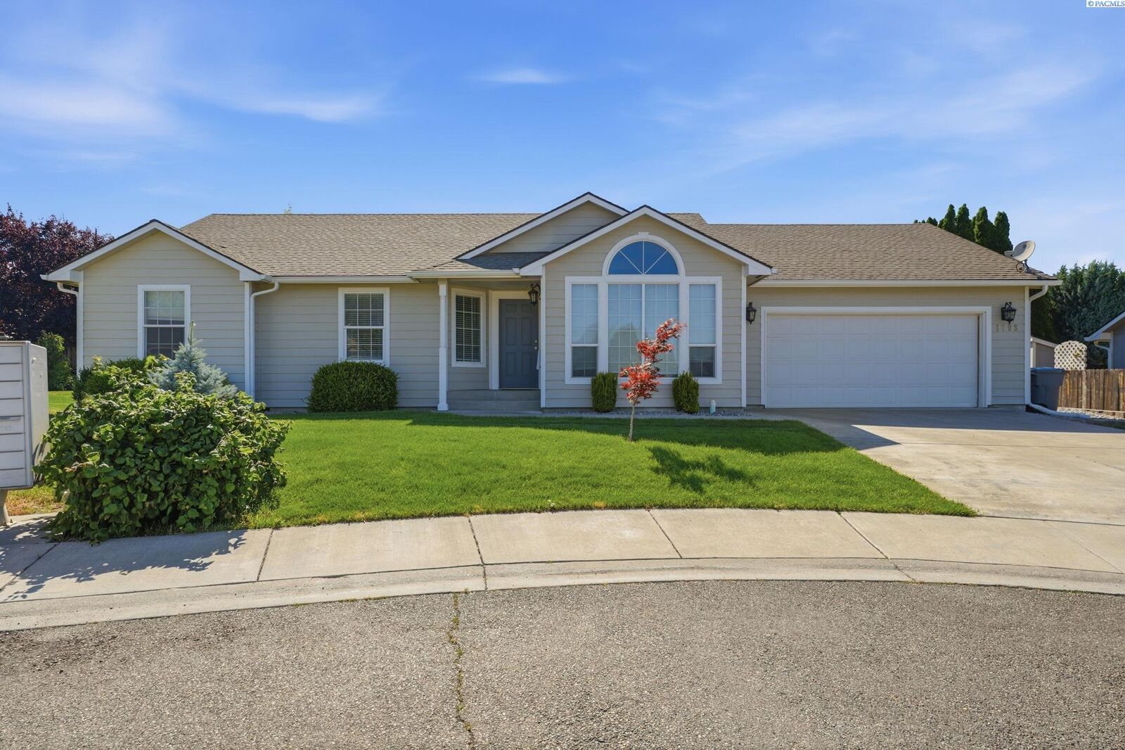 Property Photo: 1793 Maui Dr WA 99352