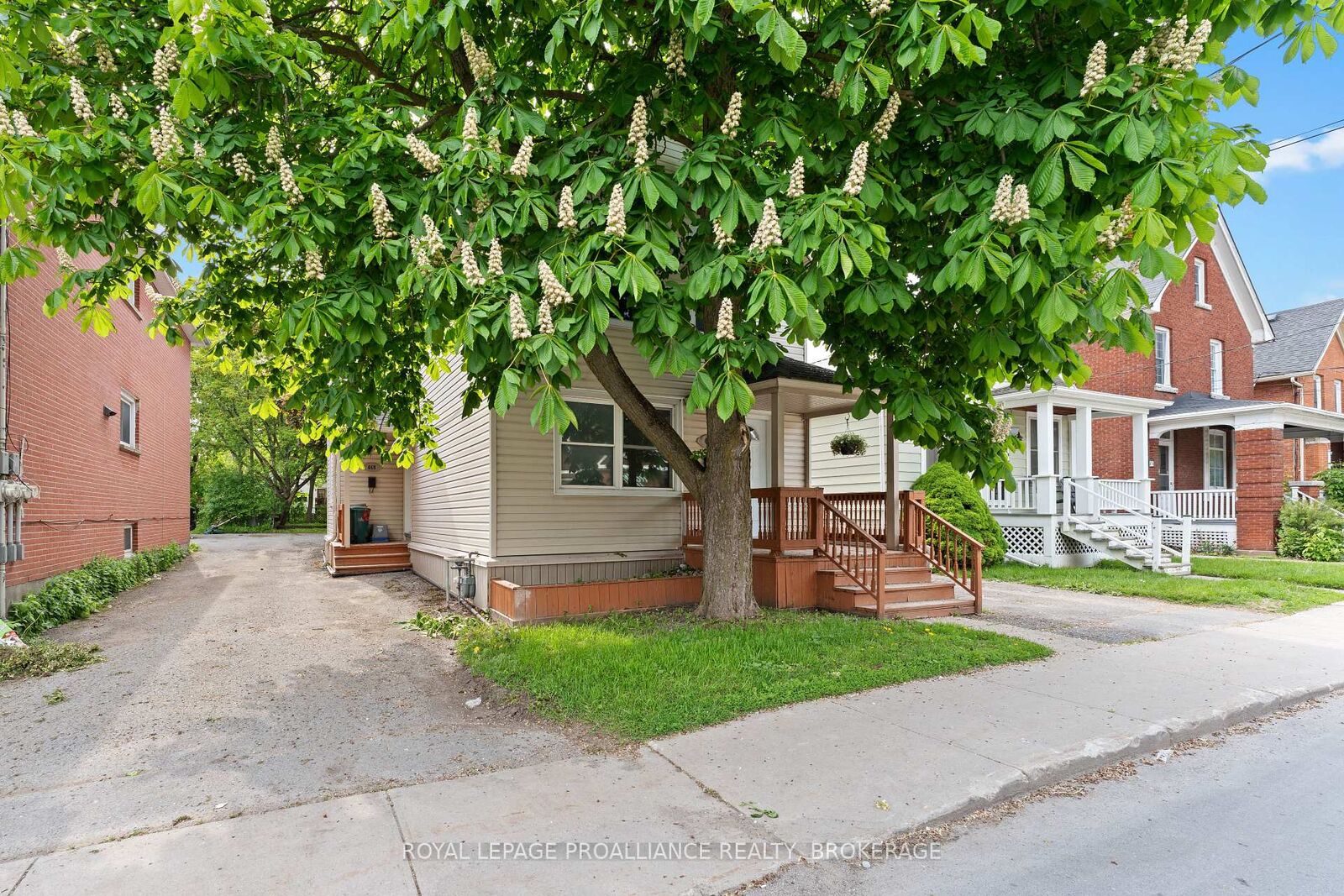 Property Photo: 468-470 Victoria Street ON K7L 3Z7