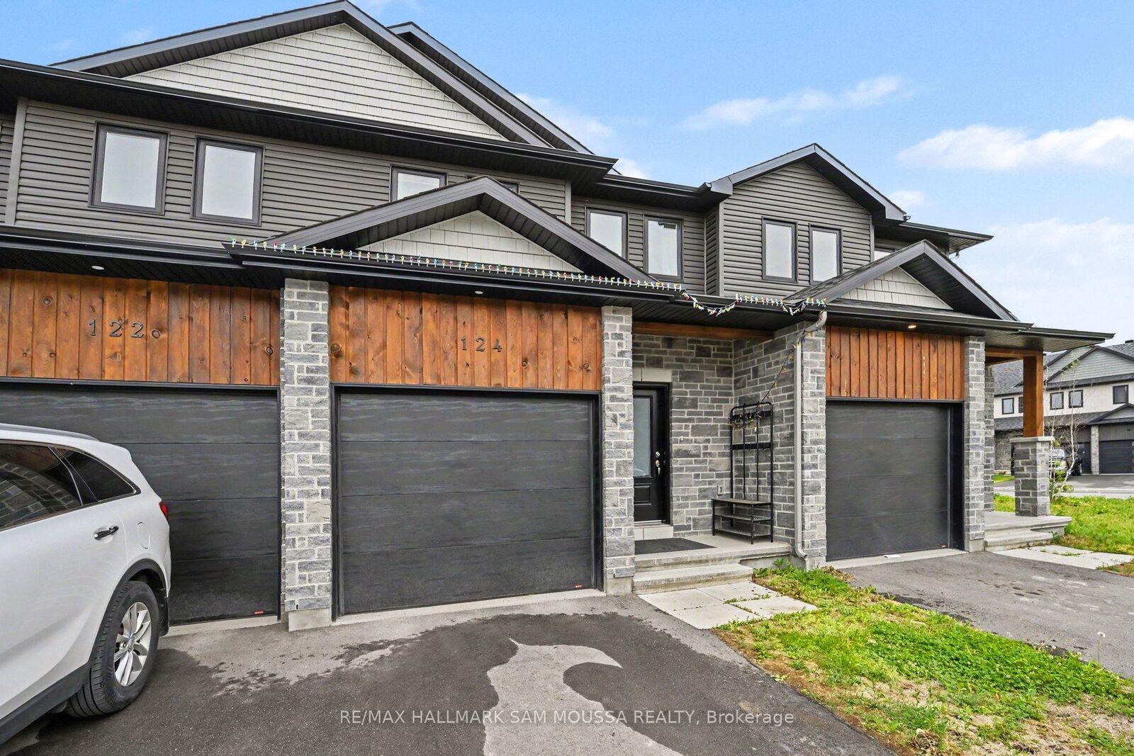 Property Photo: 124 Dowdall Circle ON K7C 0S4