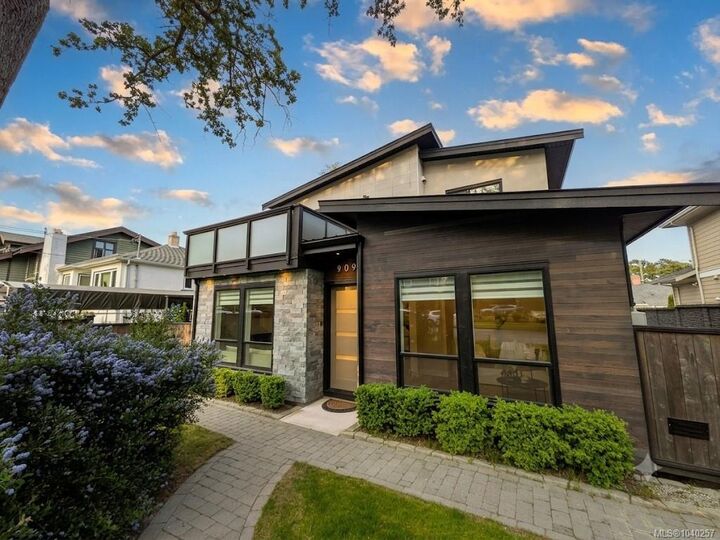 Property Photo: 909 Bank St BC V8S 4B1