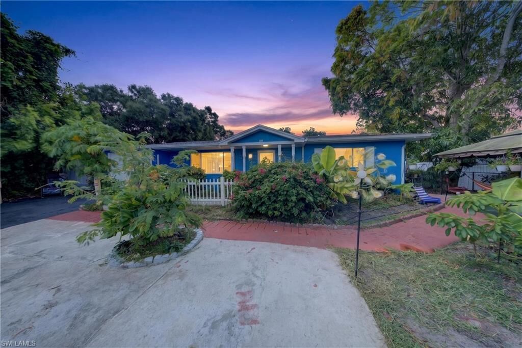 Property Photo: 208 Redcliff Ave FL 33936