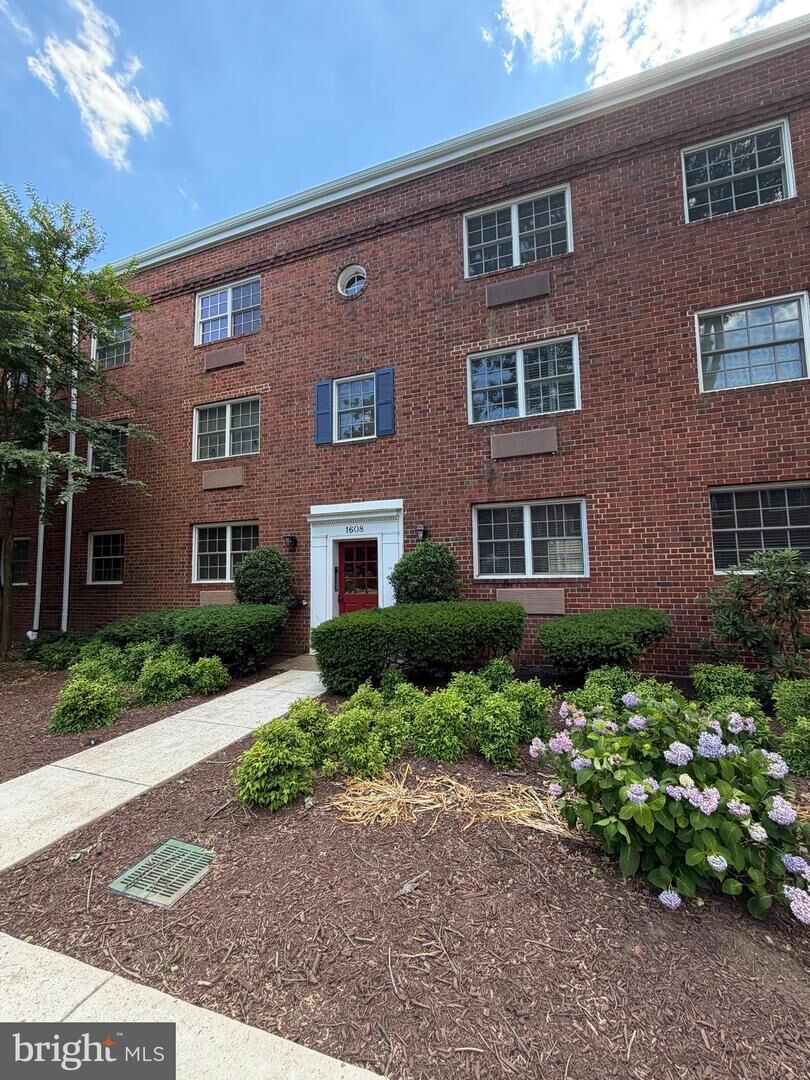 Property Photo: 1608 W Abingdon Drive 302 VA 22314