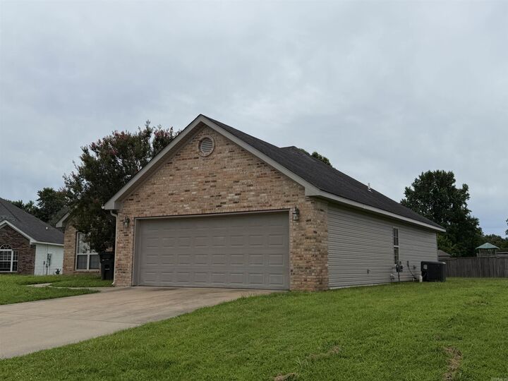 Property Photo: 14012 Knighton Cove AR 72117