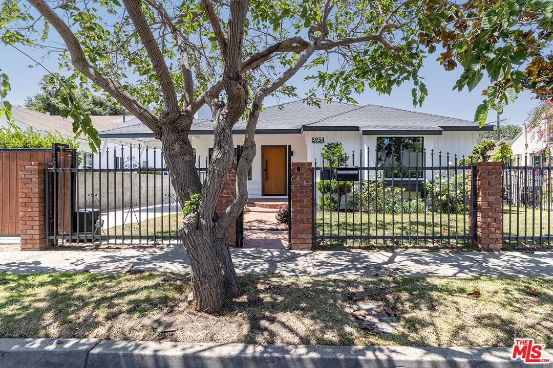 Property Photo: 8954 Kramerwood Pl CA 90034