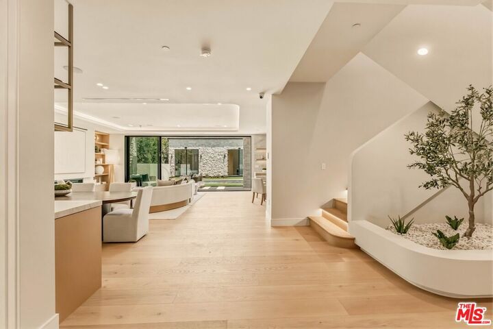 Property Photo: 4628 Saloma Ave CA 91403