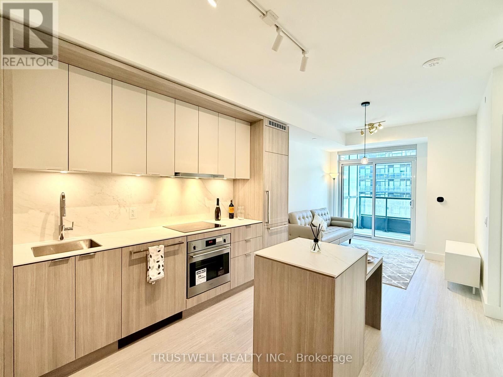 Property Photo: 6 Greenbriar Road 503 ON M2K 0H6
