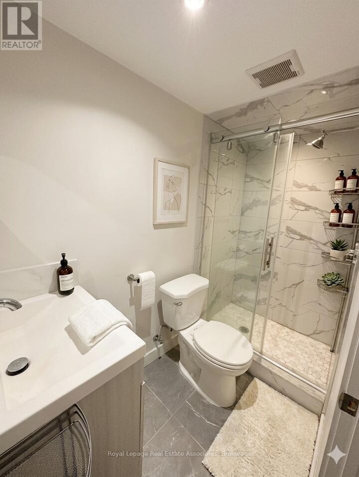 Property Photo: 237 Lakeshore Road East 7 (Bsmt) ON L5G 1G8