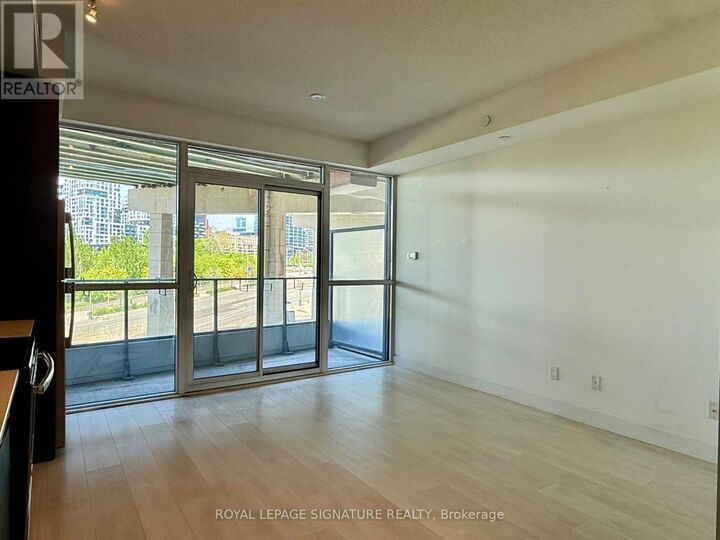 Property Photo:  50 Bruyeres Mews 305  ON M5V 0A7 