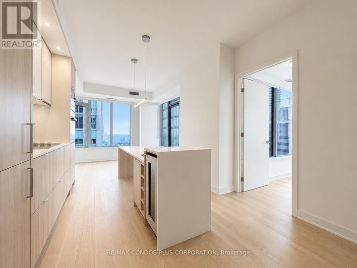 Property Photo:  11 Yorkville Avenue 3907  ON M4W 0B7 