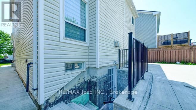 Property Photo: 1350 Aldergrove Drive West Lower ON L1K 2Y6