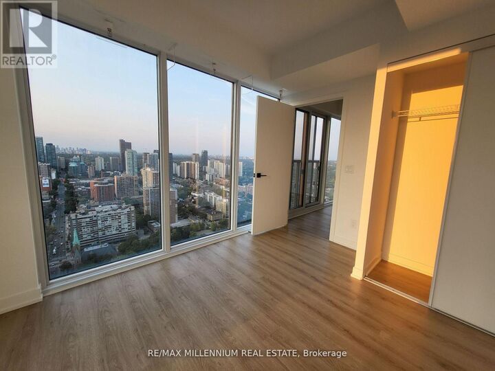 Property Photo:  319 Jarvis Street 5006  ON M5B 0C8 