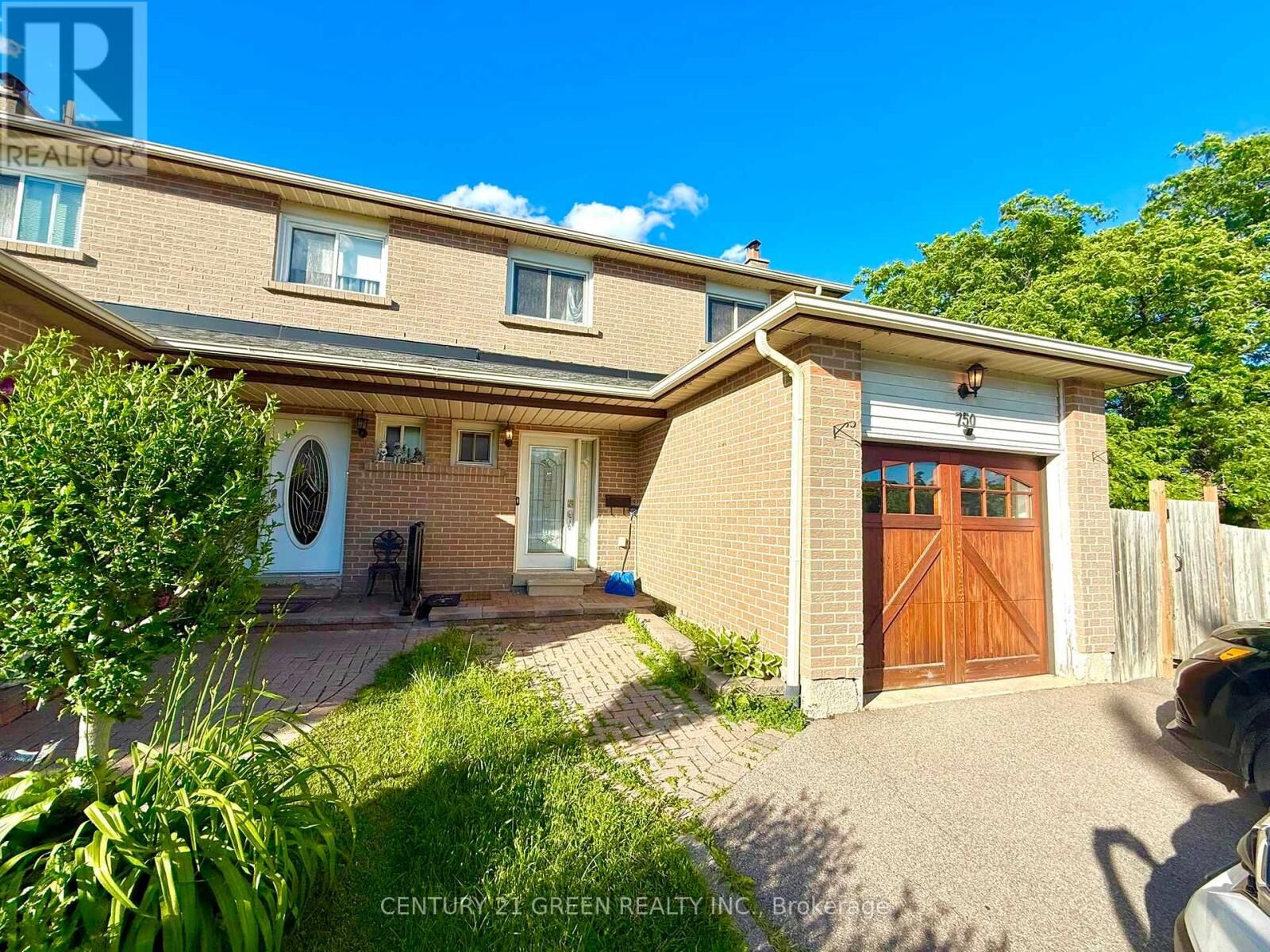 Property Photo: 750 Queensbridge Drive ON L5C 3X2