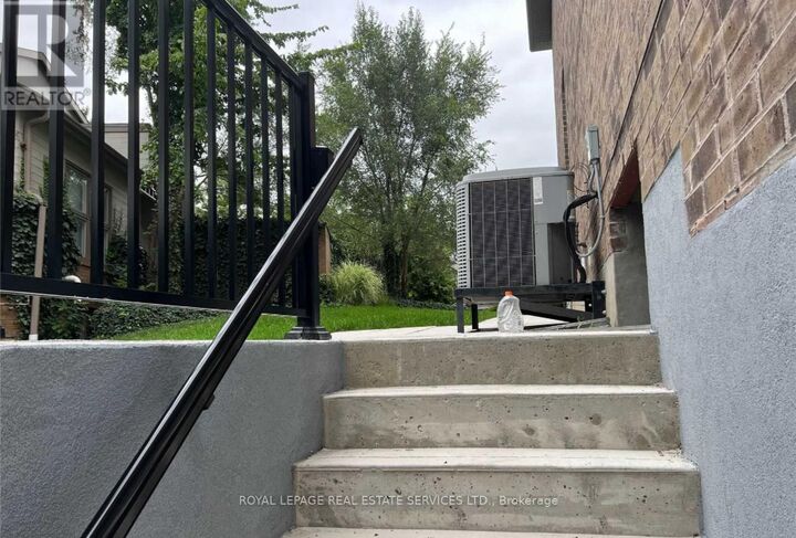Property Photo: 45 Ontario Court South Lower ON L5M 2K5