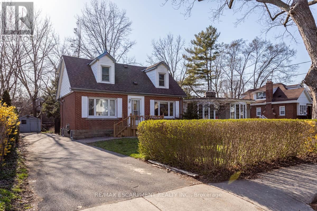 Property Photo:  17 Thorndale Street North  ON L8S 3K5 