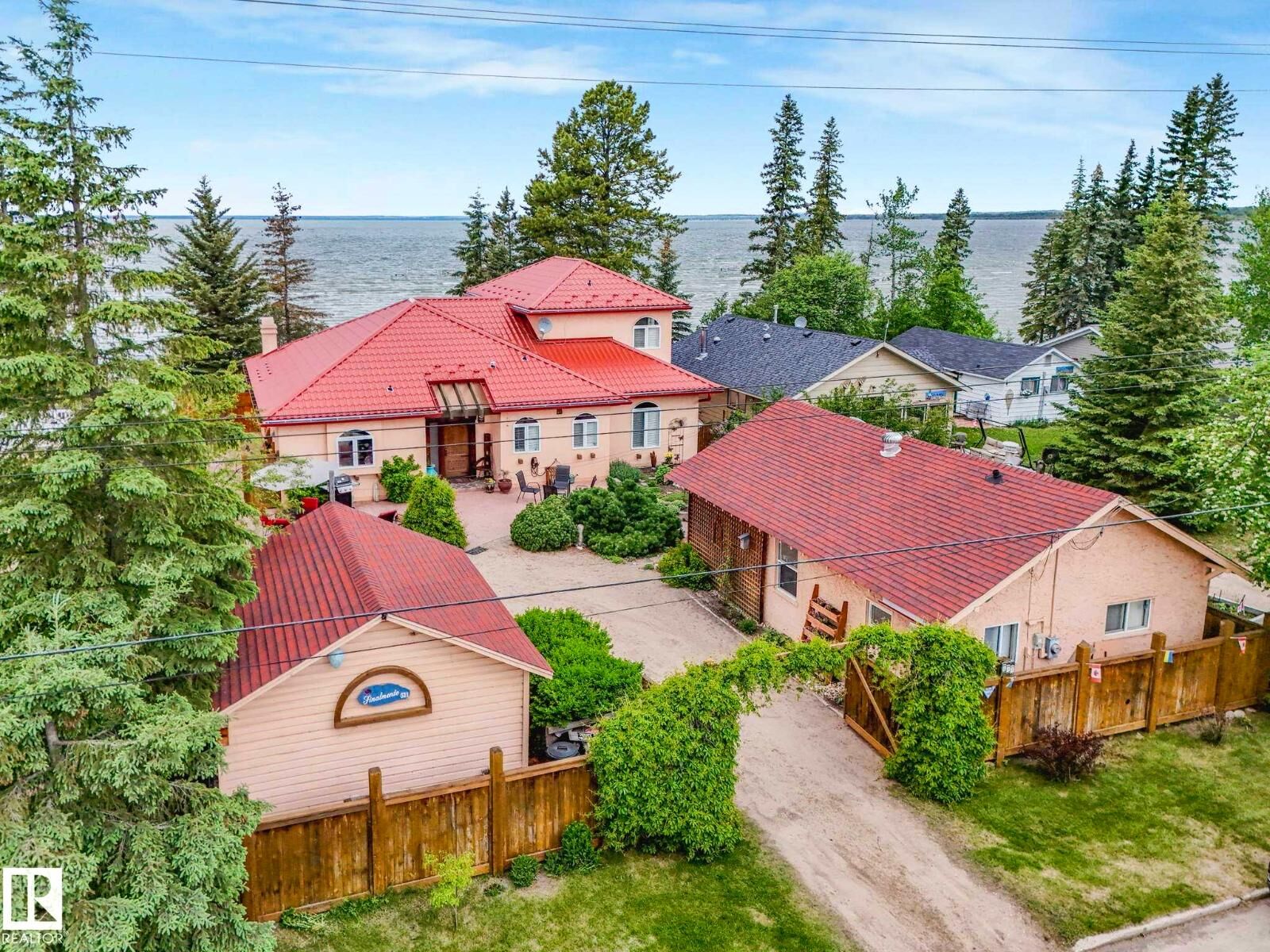 Property Photo:  511 1 Av  AB T0C 2V0 