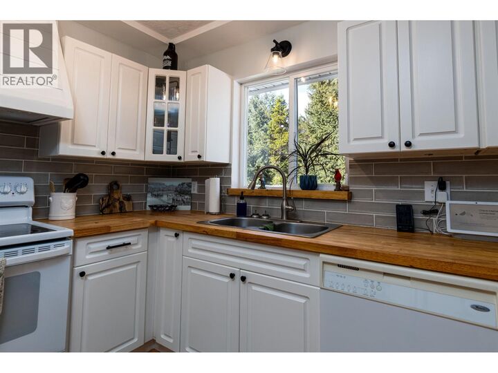 Property Photo: 5515 Kleanza Drive BC V8G 0A7