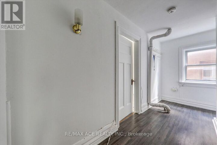 Property Photo: 173 Spadina Road Floor 3 ON M5R 2T9