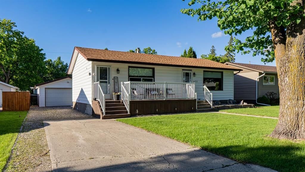 Property Photo:  677 Maplewood Crescent  MB R1N 0A9 