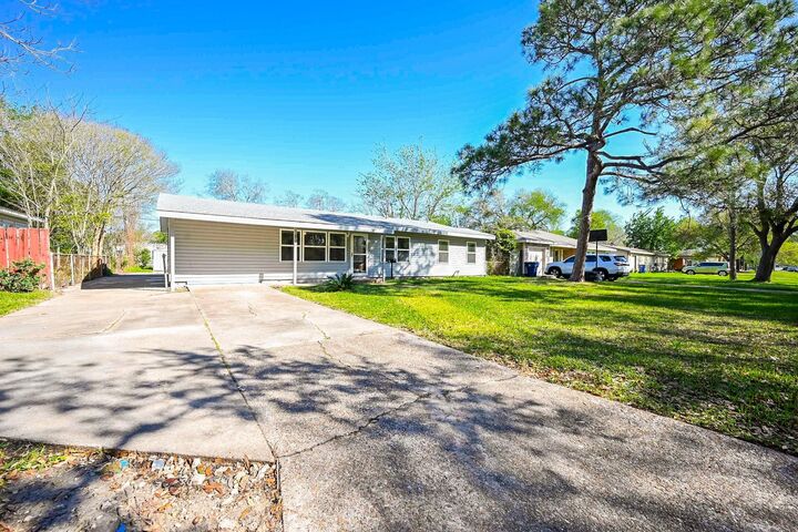 Property Photo: 804 23rd Avenue N TX 77590