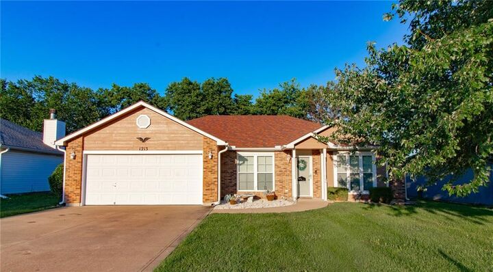 Property Photo:  1213 Fox Run Drive  MO 64093 