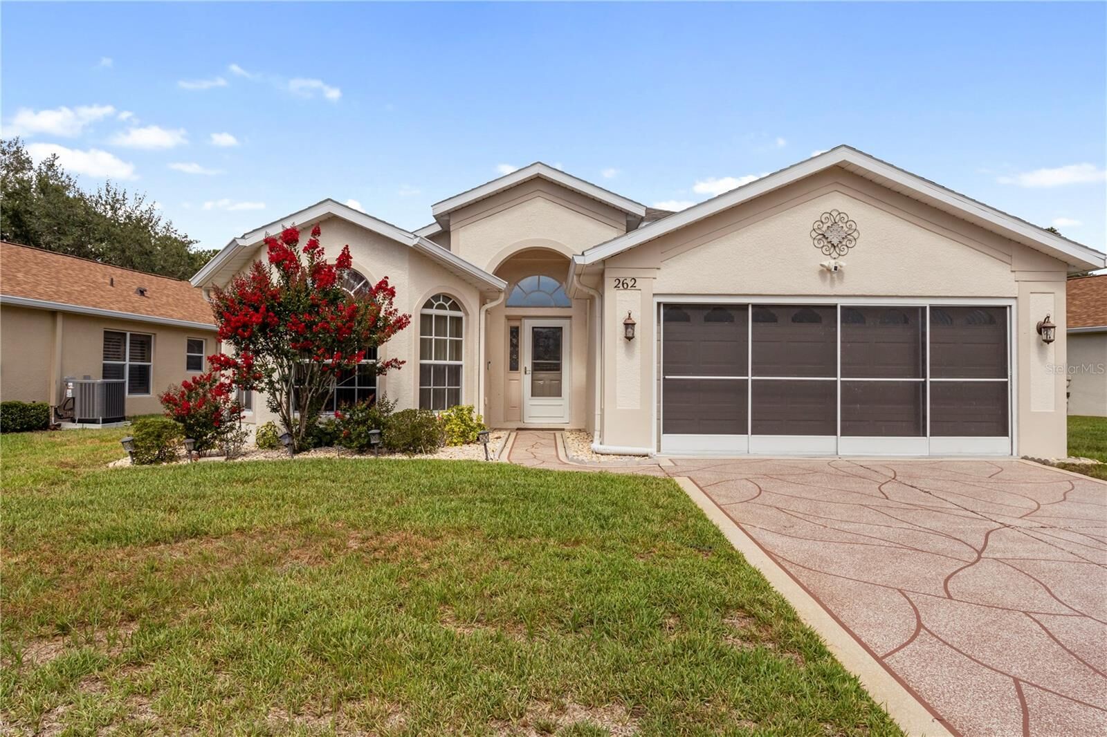 Property Photo: 262 Hartford Court FL 34609
