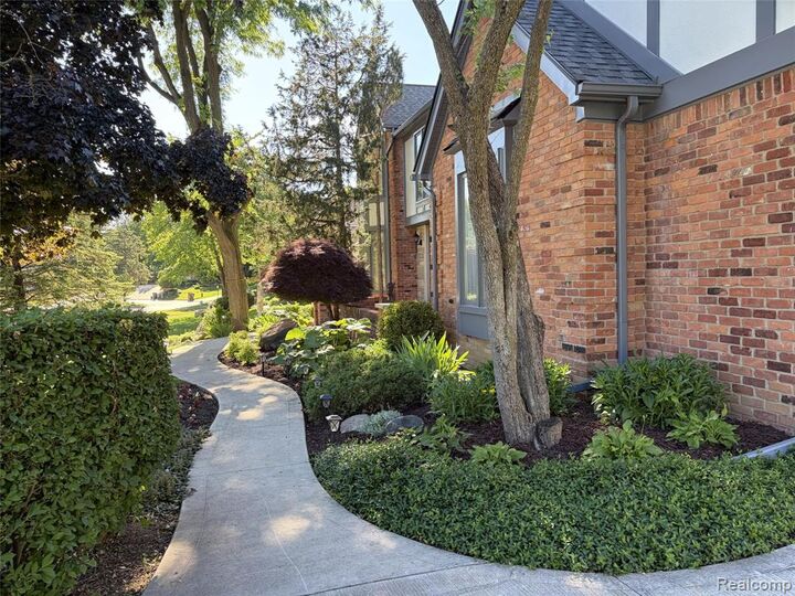 Property Photo:  2534 Topsham Drive  MI 48306 3057 