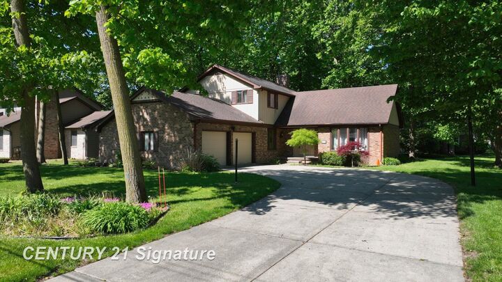 Property Photo:  2765 Clairmount Drive  MI 48603 