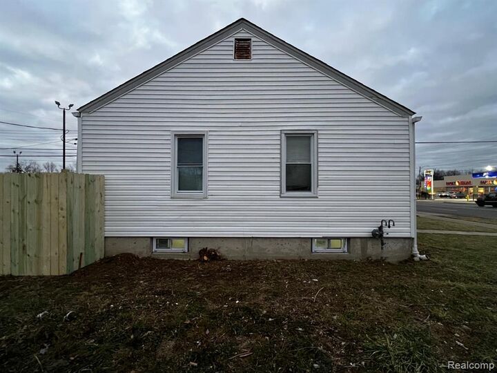 Property Photo:  8695 Evergreen Avenue  MI 48228 2923 