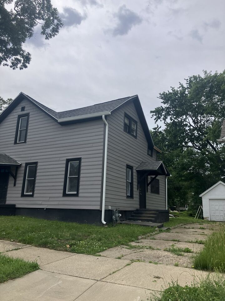 Property Photo: 708 W Jefferson Street IL 61701