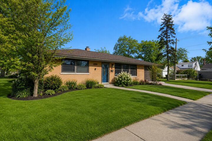 Property Photo:  3749 Kemman Avenue  IL 60513 