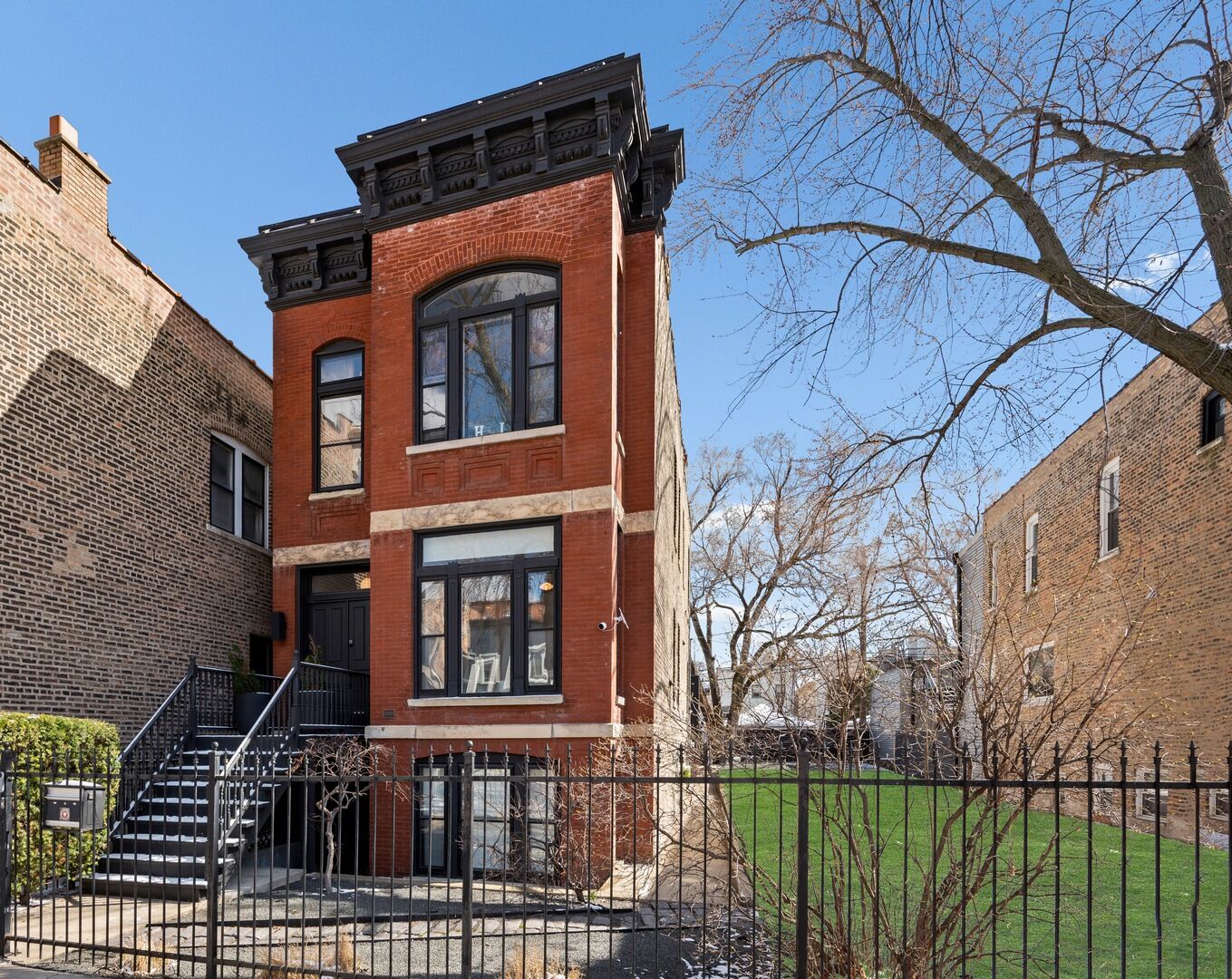 Property Photo:  1337 N Oakley Avenue  IL 60622 