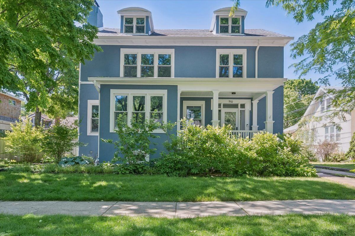 Property Photo: 712 Ingleside Place IL 60201