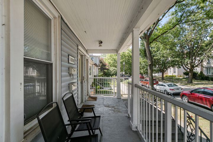 Property Photo: 1008 Garnett Place 1A IL 60201