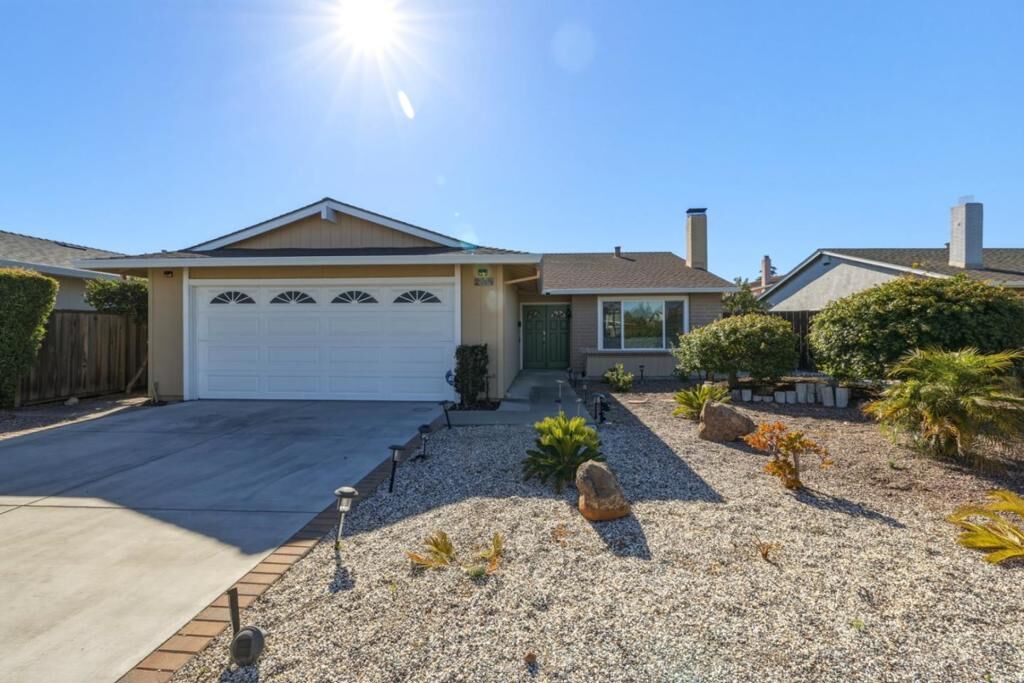 Property Photo:  