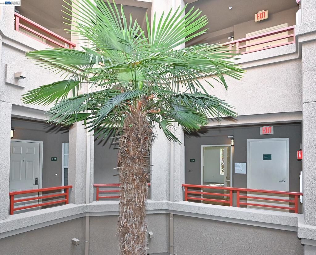Property Photo: 280 Caldecott Ln 221 CA 94618