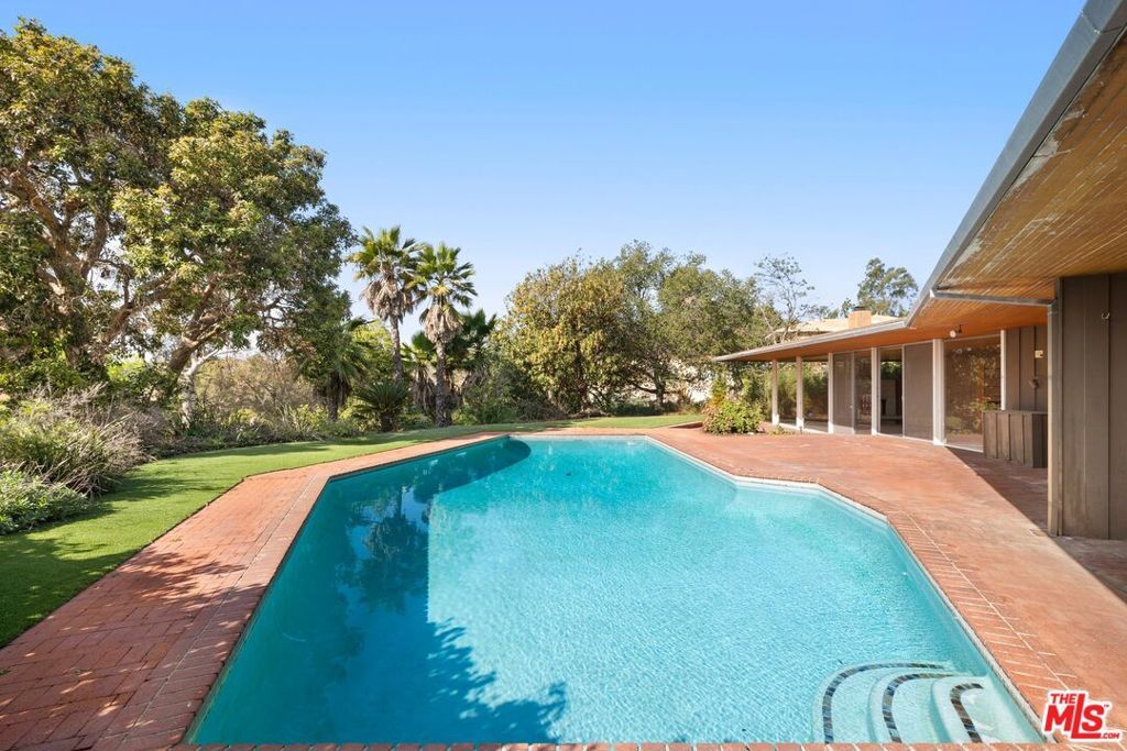 Property Photo:  590 N Tigertail Road  CA 90049 