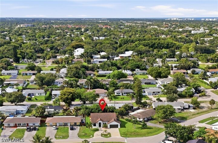 Property Photo: 1140 Jeronimo Drive FL 34103
