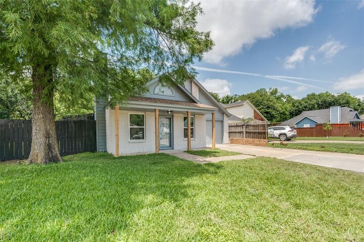 Property Photo: 1221 Hilburn Court TX 75060