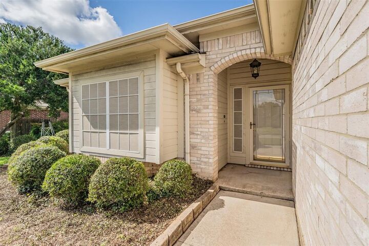 Property Photo: 5814 Rock Meadow Trail TX 76017
