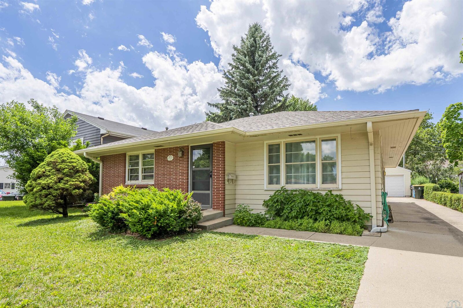 Property Photo:  2837 S Cornelia St  IA 51106 